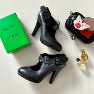 Bottega Veneta // 🇮🇹 Black Heels with Buckle Detail